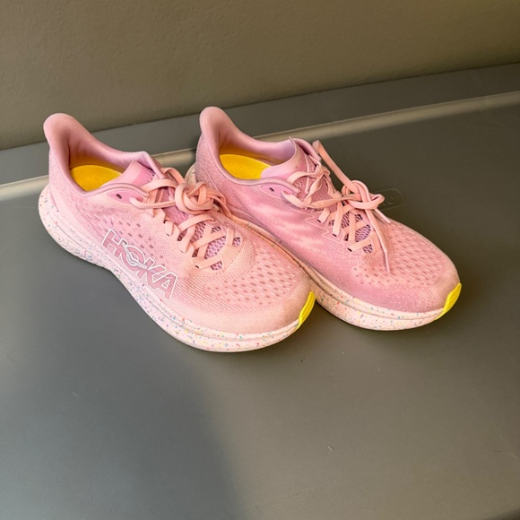 Hoka Mach 6 women's size 8.5 Pink twilight/ lemonade color way - Picture 2 of 6